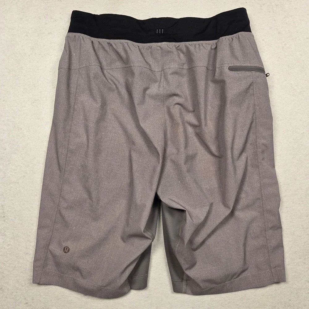 Lululemon Athletic Shorts Mens Laege Gray Black Training Running Zipper Pocket